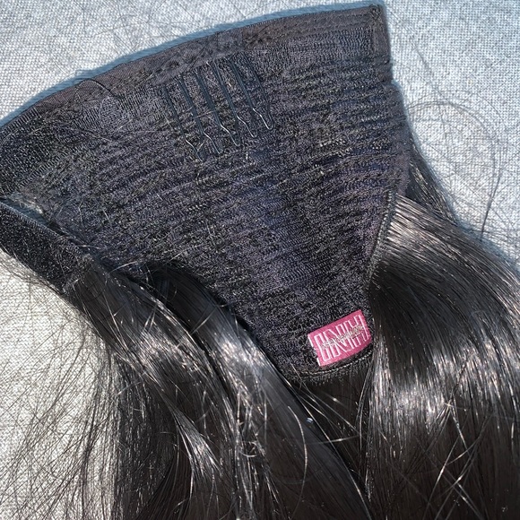 LIANEV X INH Mid-Length Soft Curls Ponytail Extension in Jet Black - Picture 3 of 6